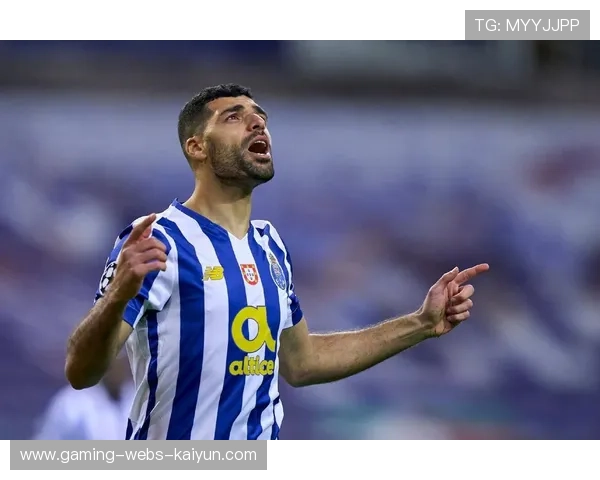 波尔图塔雷米弧顶劲射为球队取得领先优势，激情四溢的关键时刻